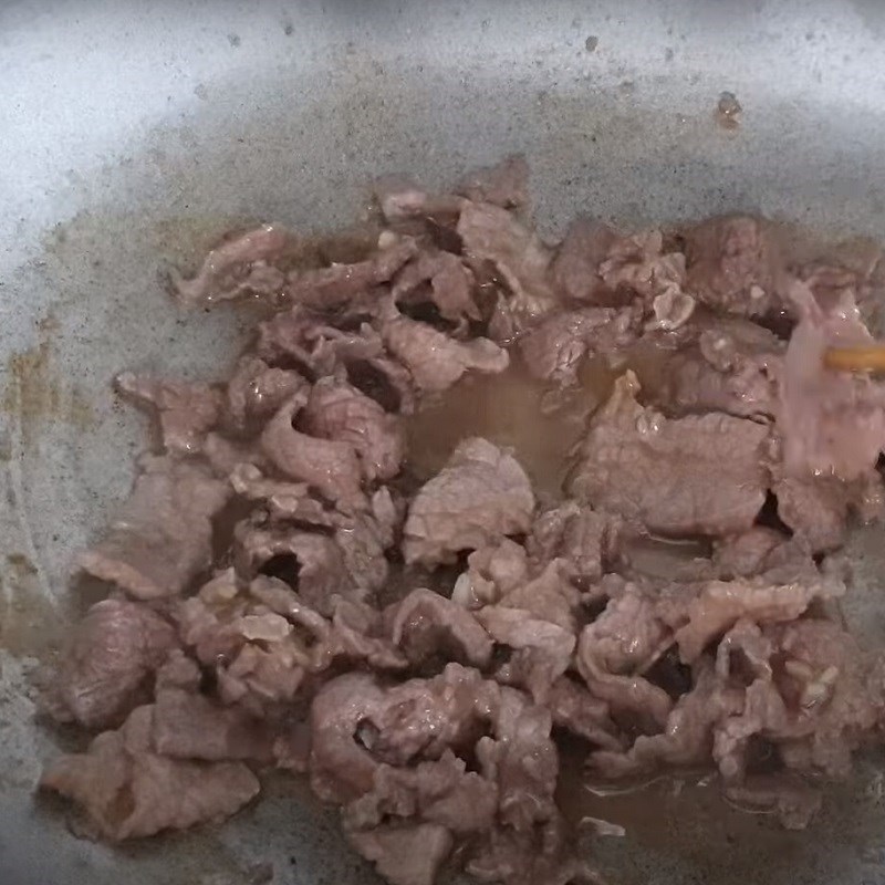 Bước 5 Xào thịt bò Gỏi bò cà pháo