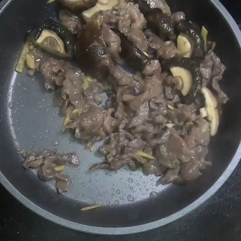 Bước 4 Xào thịt bò Thịt bò xào nấm hương (nấm đông cô)