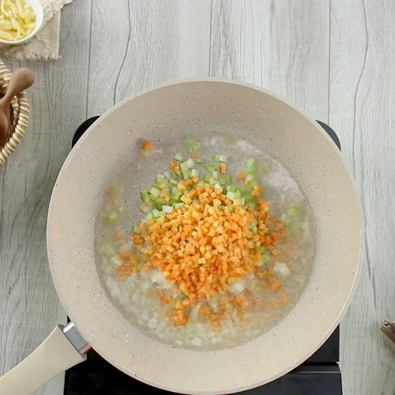 Bước 2 Xào thịt bò Nui đút lò phô mai sốt bò bằm