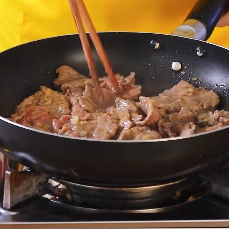 Bước 3 Xào thịt bò Cơm chiên bò bulgogi Hàn Quốc