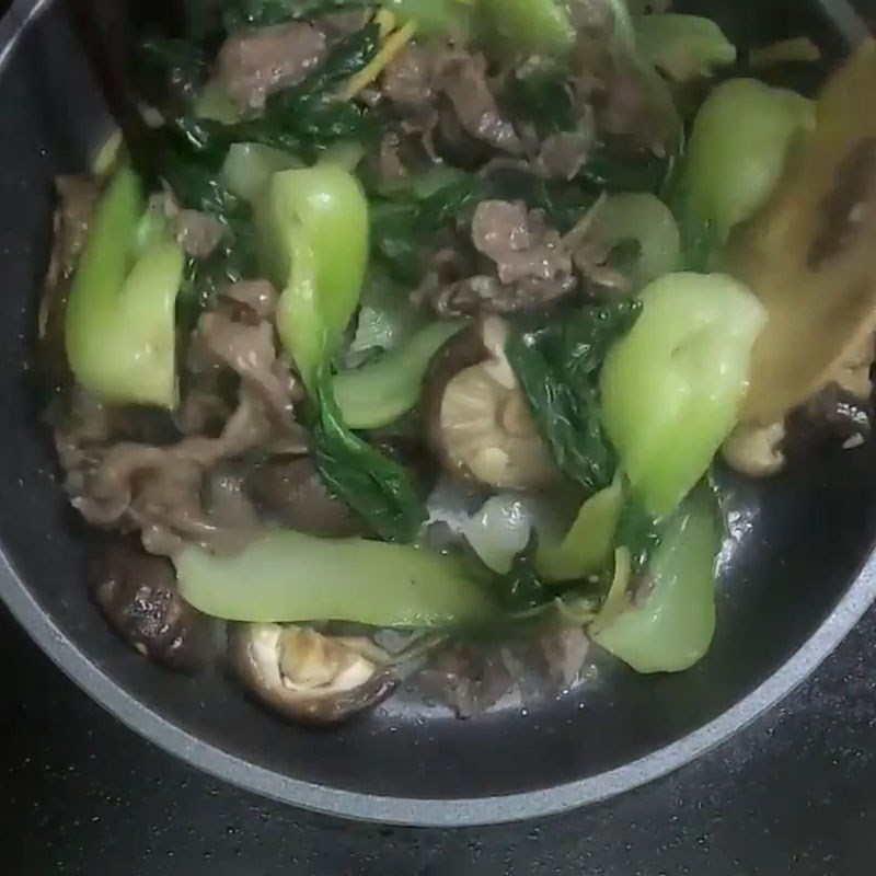 Bước 4 Xào thịt bò Thịt bò xào nấm hương (nấm đông cô)