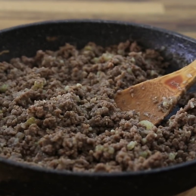 Bước 6 Xào thịt bò Bánh khoai tây thịt bò - La tourtiere