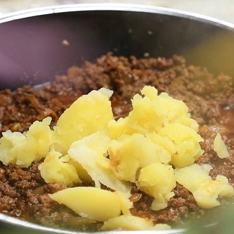 Bước 3 Xào thịt bò Khoai tây nhồi thịt bò nướng