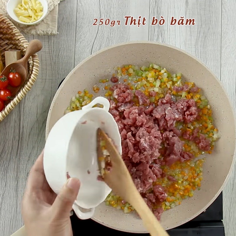 Bước 2 Xào thịt bò Nui đút lò phô mai sốt bò bằm