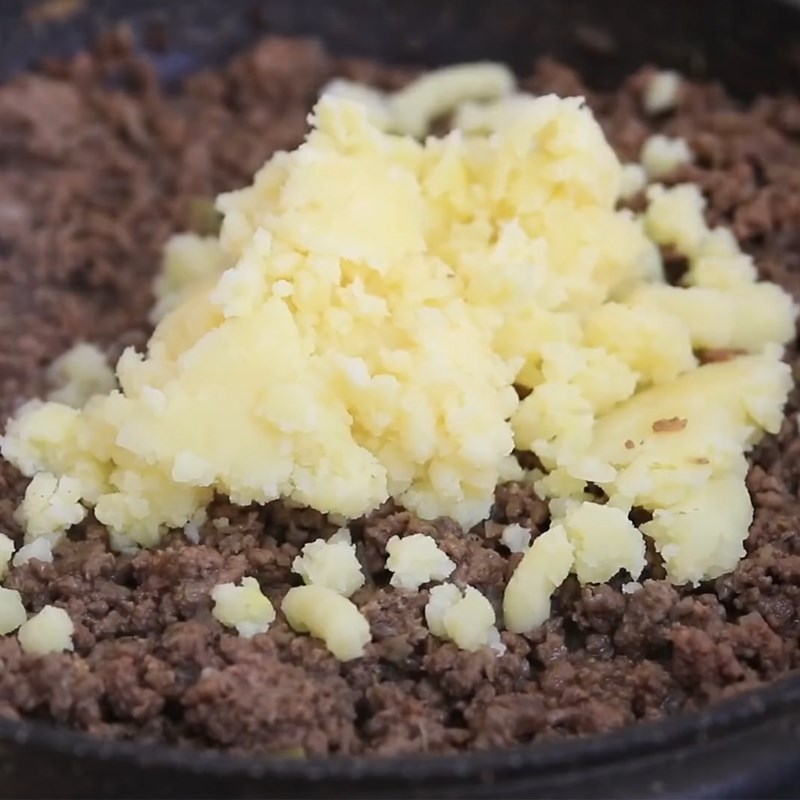 Bước 6 Xào thịt bò Bánh khoai tây thịt bò - La tourtiere