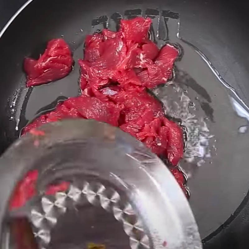 Bước 2 Xào thịt bò Gỏi bò Thái Lan sả ớt