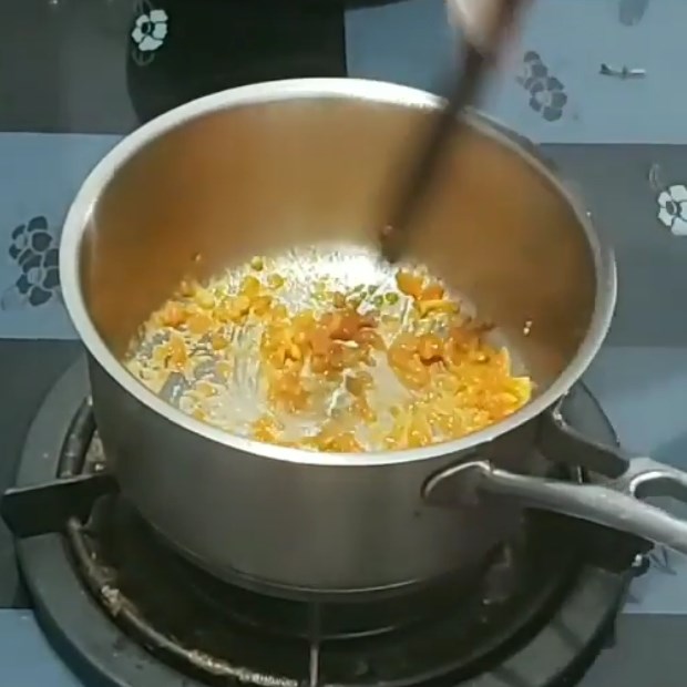 Bước 2 Xào thịt bò cà chua Cháo thịt bò cà chua cho bé ăn dặm