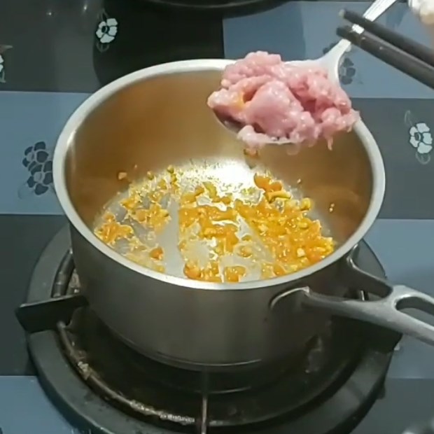 Bước 2 Xào thịt bò cà chua Cháo thịt bò cà chua cho bé ăn dặm