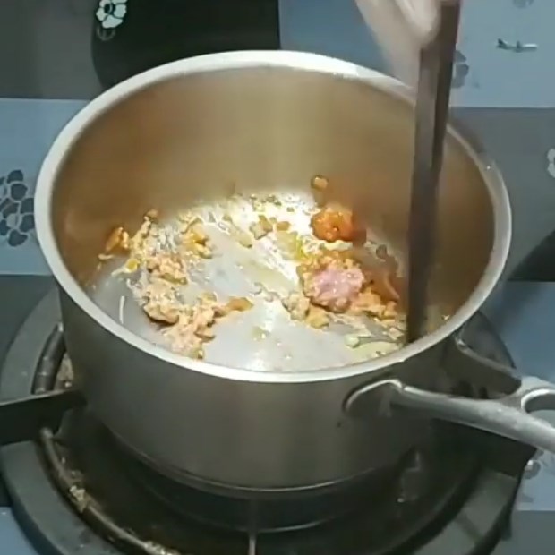 Bước 2 Xào thịt bò cà chua Cháo thịt bò cà chua cho bé ăn dặm
