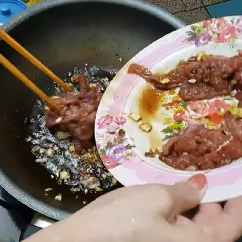 Bước 4 Xào thịt bò với bông hẹ Bông hẹ xào thịt bò