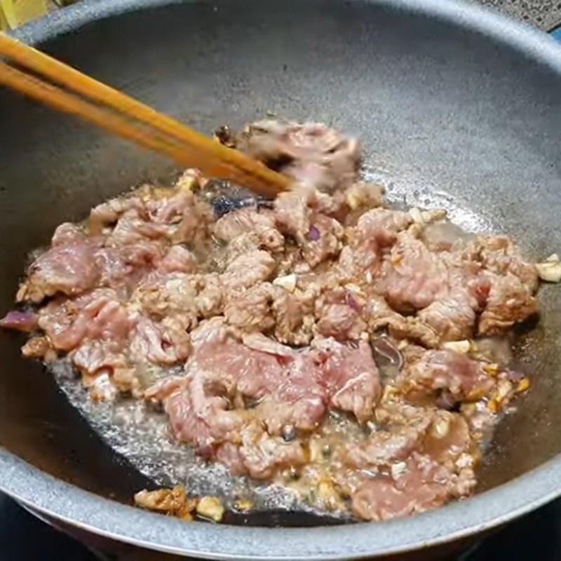 Bước 4 Xào thịt bò với bông hẹ Bông hẹ xào thịt bò