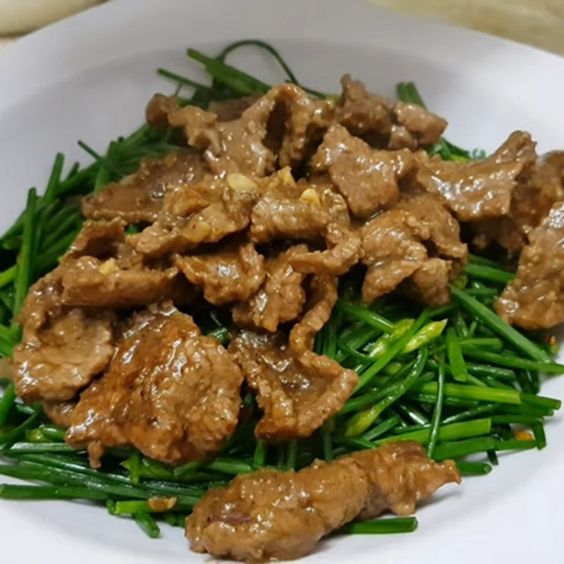 Bước 4 Xào thịt bò với bông hẹ Bông hẹ xào thịt bò