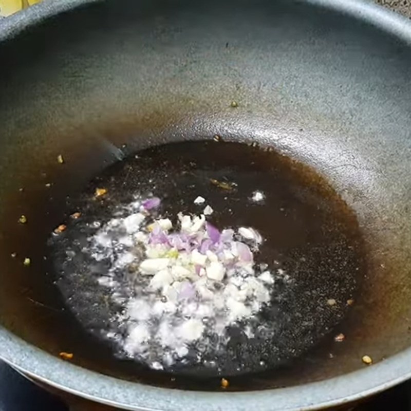 Bước 4 Xào thịt bò với bông hẹ Bông hẹ xào thịt bò