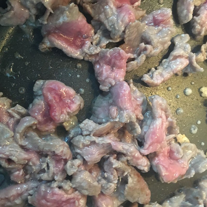 Bước 3 Xào thịt bò với lá giang Thịt bò xào lá giang