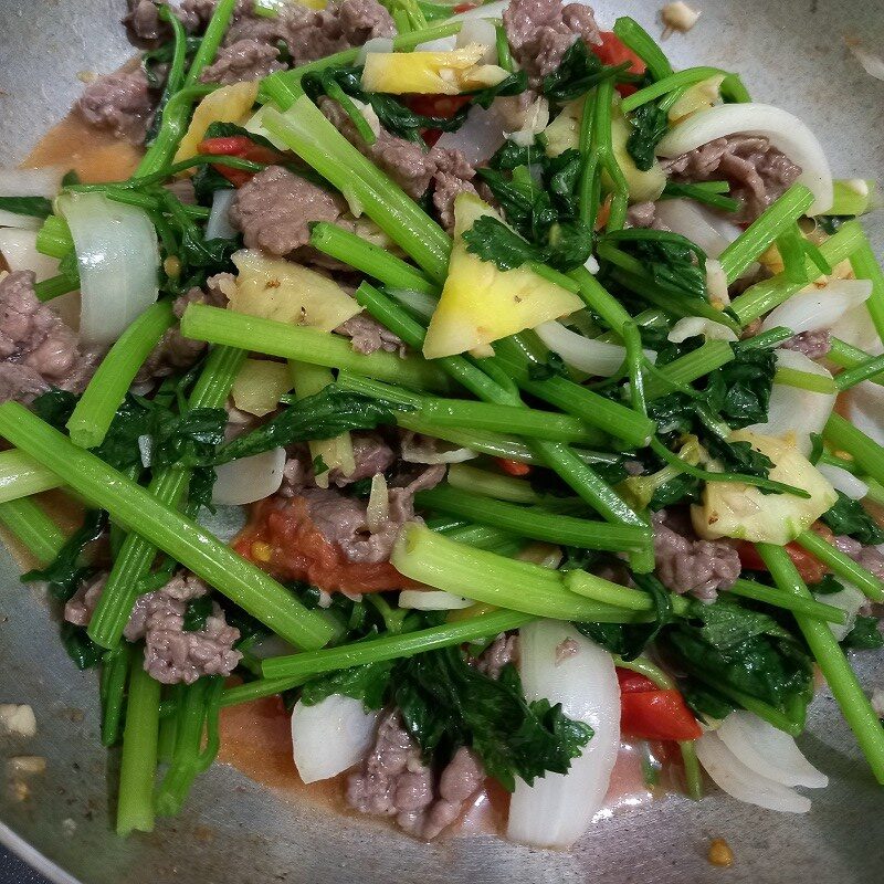 Bước 5 Xào thịt bò với rau củ Bò xào chua ngọt