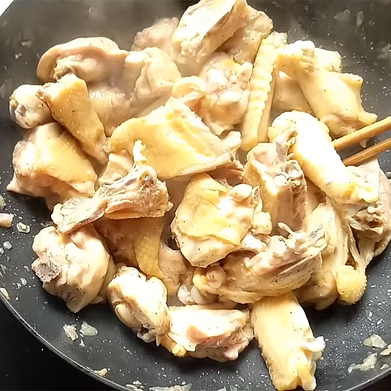 Bước 3 Xào thịt gà Lẩu gà hầm đu đủ