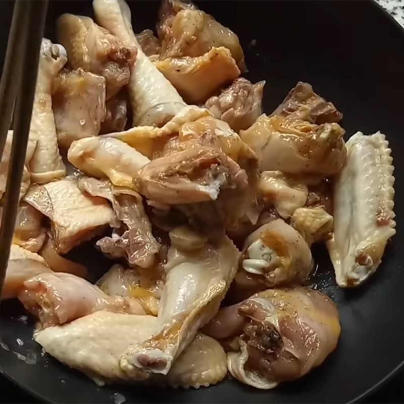 Bước 3 Xào thịt gà Lẩu gà hầm đu đủ