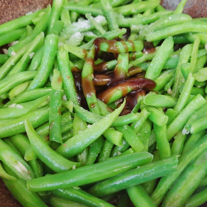 Bước 3 Xào thịt gà với đậu que Thịt gà xào đậu que (đậu cô ve)