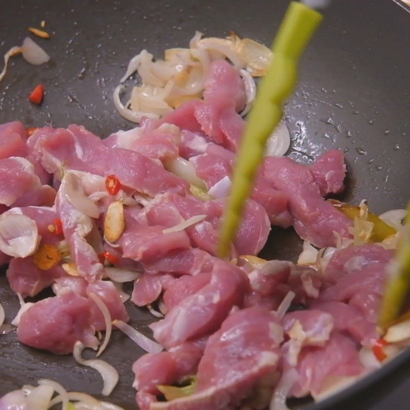 Bước 5 Xào thịt heo Mì udon xào thịt heo