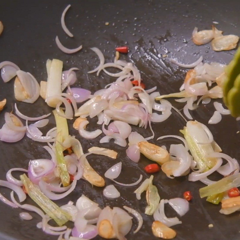 Bước 5 Xào thịt heo Mì udon xào thịt heo