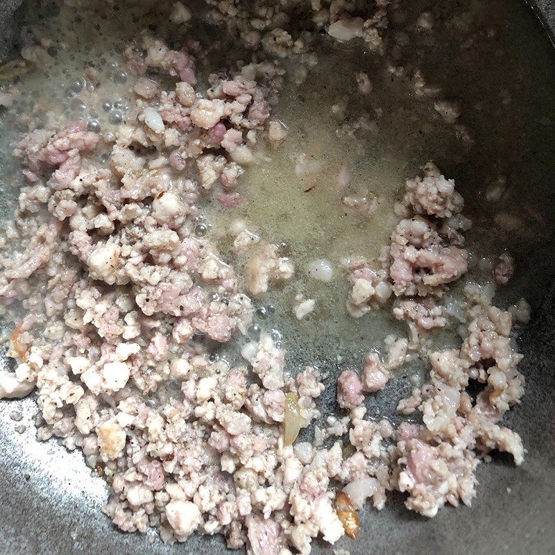 Bước 2 Xào thịt và đậu hũ Canh đậu hũ non giá hẹ thịt băm
