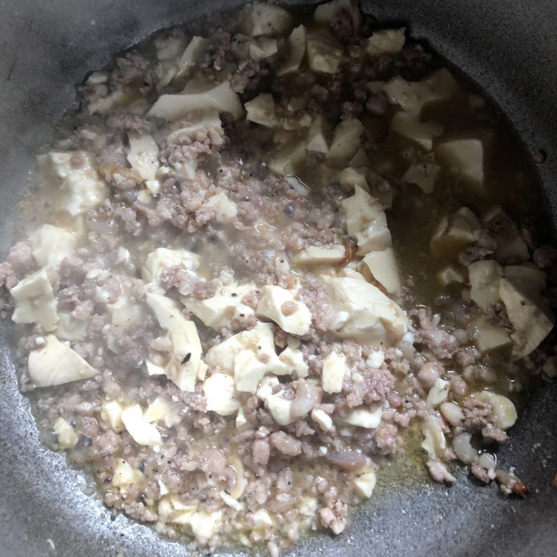 Bước 2 Xào thịt và đậu hũ Canh đậu hũ non giá hẹ thịt băm