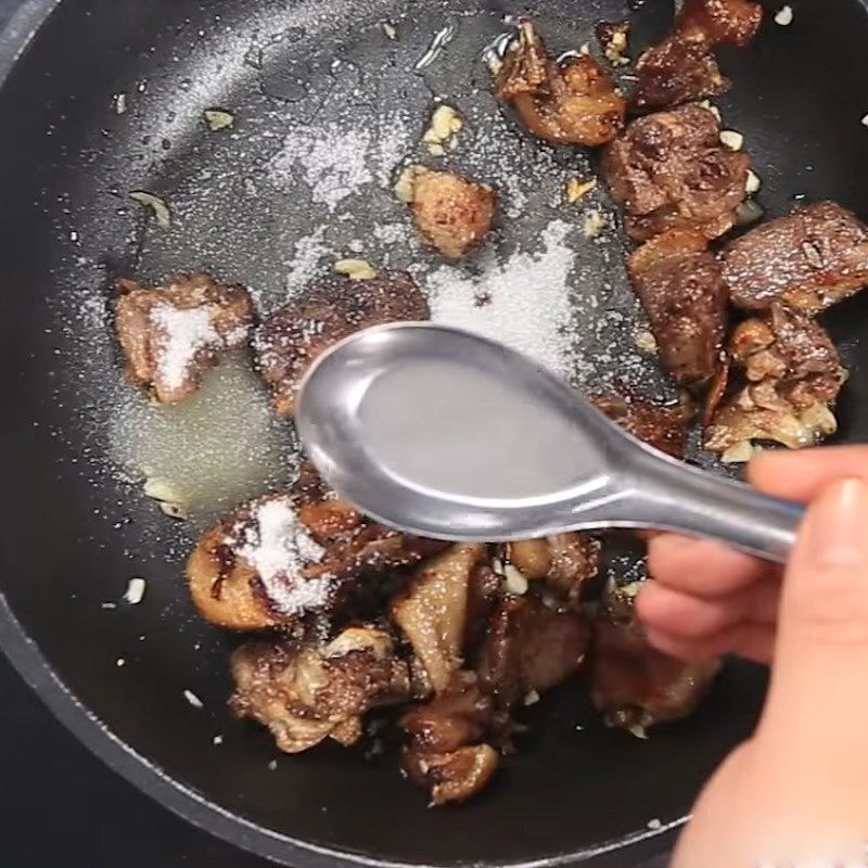 Bước 3 Xào thịt vịt Thịt vịt xào chua ngọt