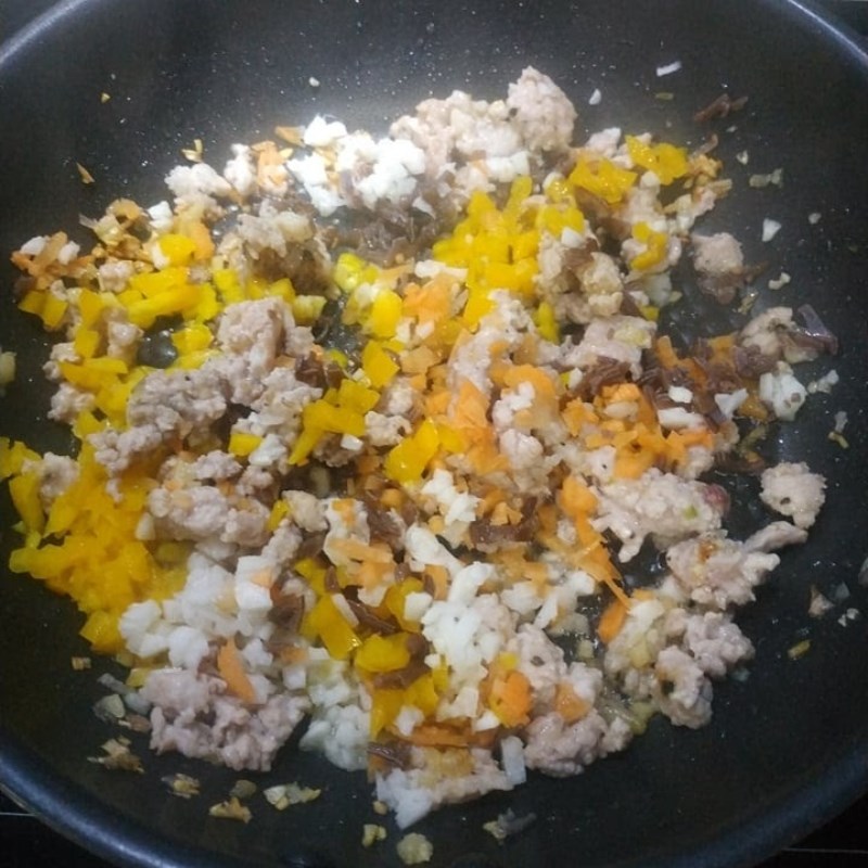 Bước 3 Xào thịt với rau củ Bánh tráng lụi (công thức được chia sẻ từ người dùng)