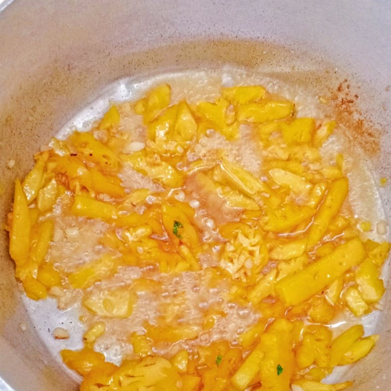 Bước 2 Xào thơm Canh chua cá lóc (công thức được chia sẻ từ người dùng)