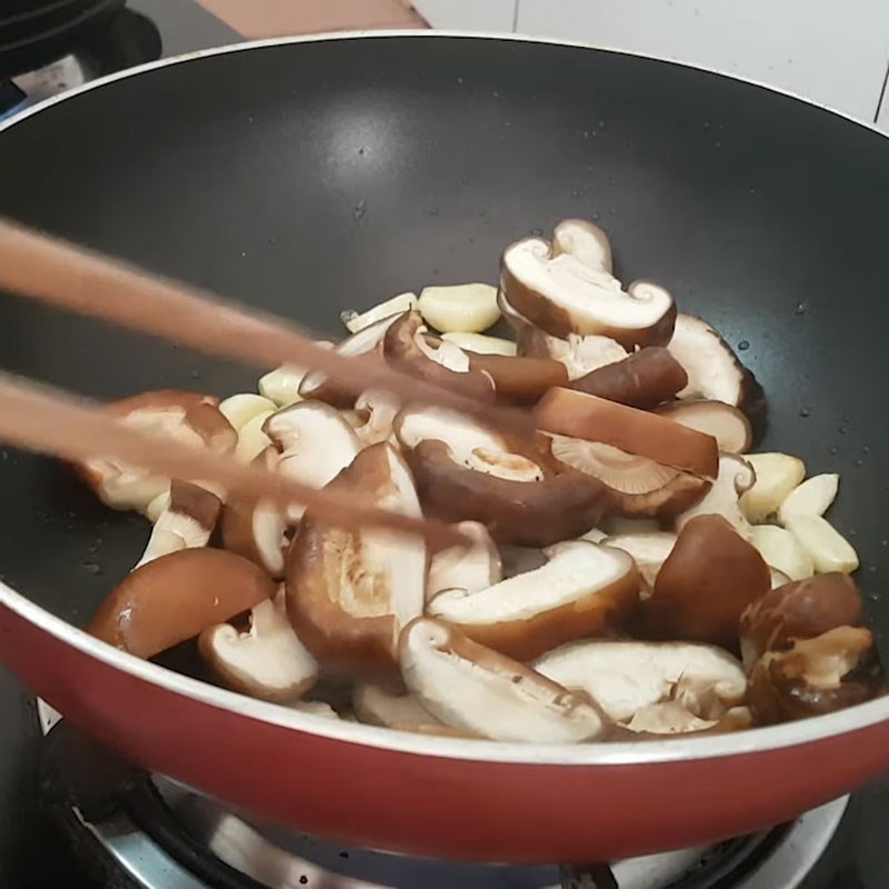 Bước 3 Xào tỏi và nấm đông cô Đậu đũa xào nấm đông cô