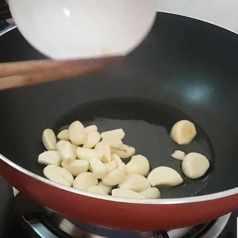 Bước 3 Xào tỏi và nấm đông cô Đậu đũa xào nấm đông cô