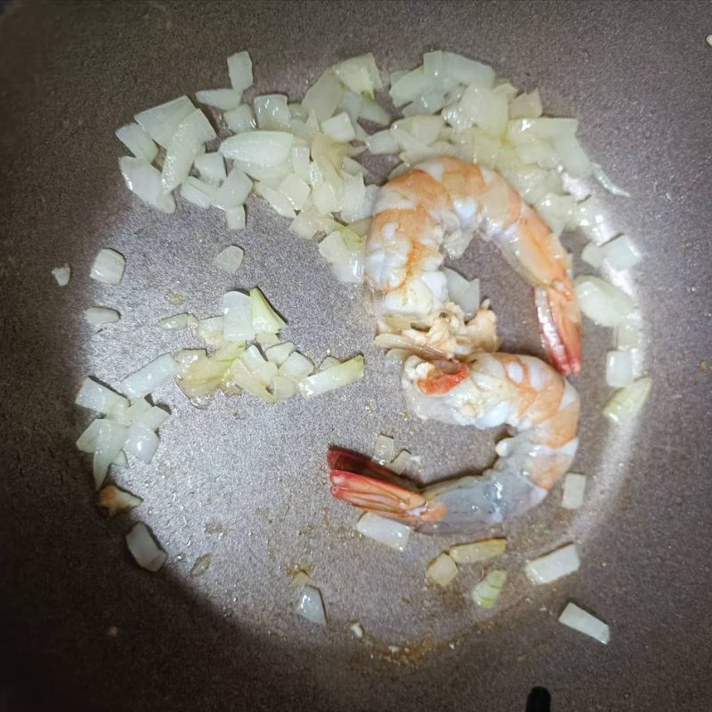 Bước 3 Xào tôm Mì Ý sốt kem trái bơ