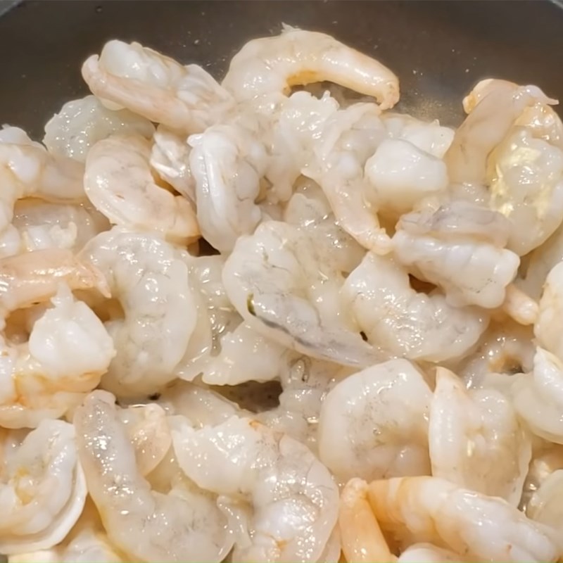 Bước 3 Xào tôm Bánh cuốn tôm dimsum