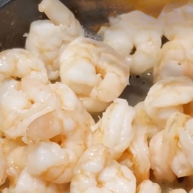 Bước 3 Xào tôm Bánh cuốn tôm dimsum