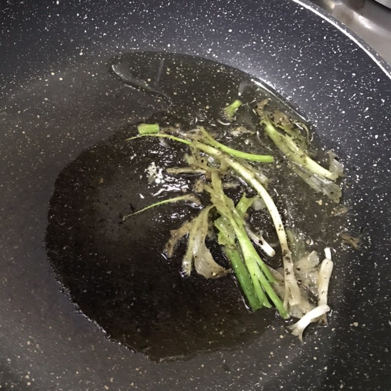 Bước 2 Xào tôm Su su xào tôm