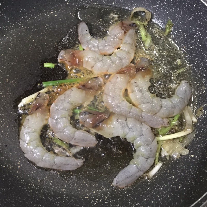 Bước 2 Xào tôm Su su xào tôm