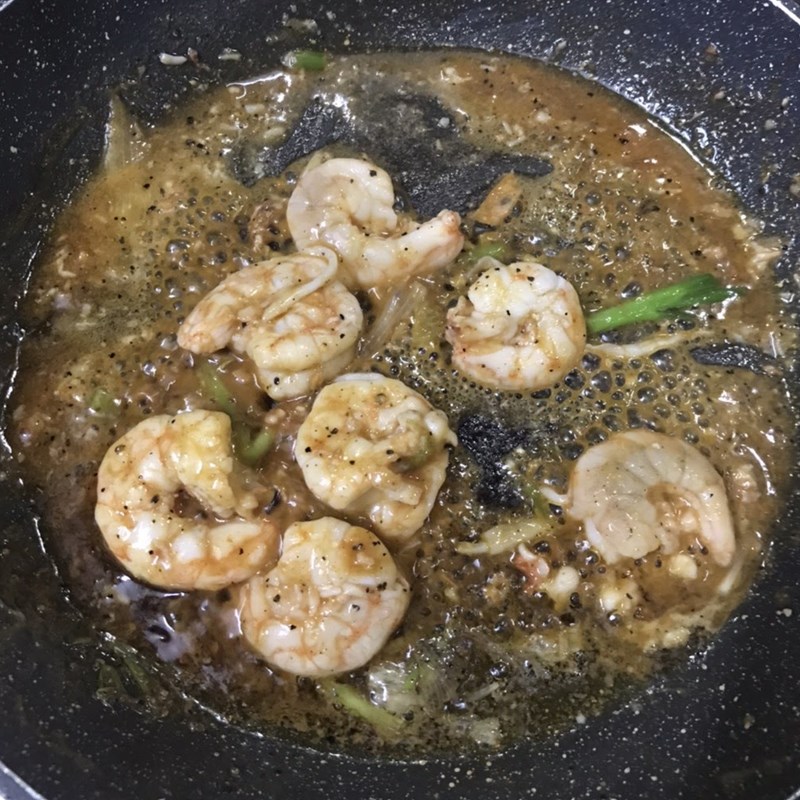 Bước 2 Xào tôm Su su xào tôm