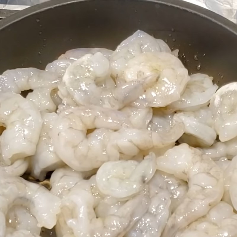 Bước 3 Xào tôm Bánh cuốn tôm dimsum