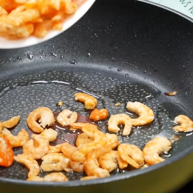 Bước 4 Xào tôm khô Gỏi xoài tôm khô