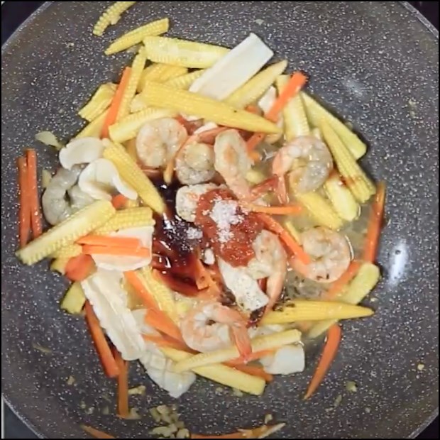 Bước 3 Xào tôm mực với rau củ Phở trộn hải sản