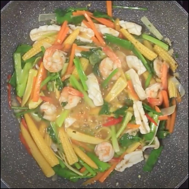 Bước 3 Xào tôm mực với rau củ Phở trộn hải sản
