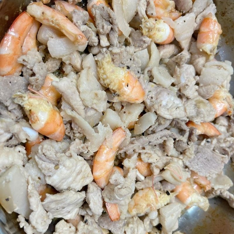 Bước 2 Xào tôm thịt Bánh xèo miền Tây