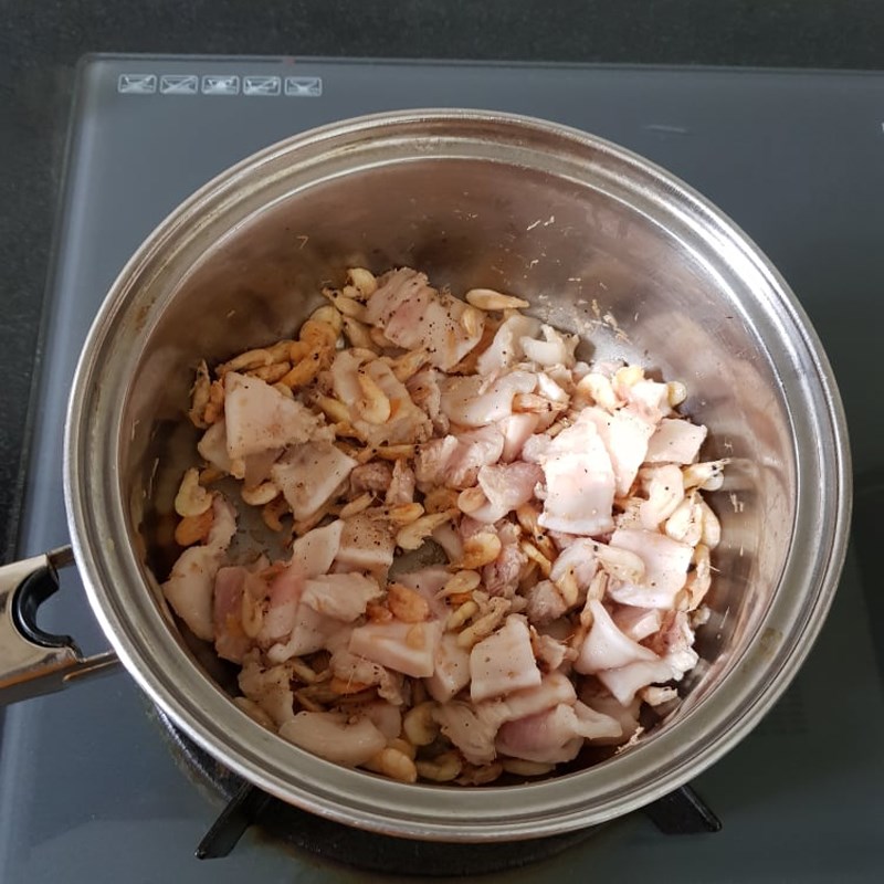 Bước 3 Xào nhân bánh xèo Bánh xèo tôm thịt (công thức được chia sẻ từ người dùng)