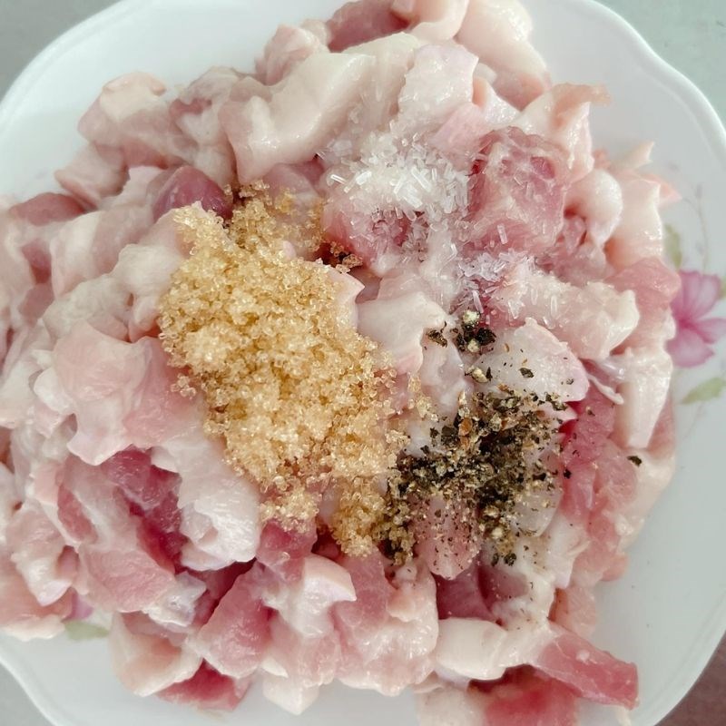 Bước 2 Xào tôm thịt Bánh xèo miền Tây