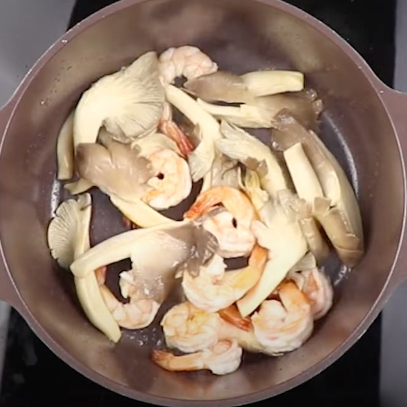 Bước 3 Xào tôm và nấm Canh nấm bào ngư mướp hương