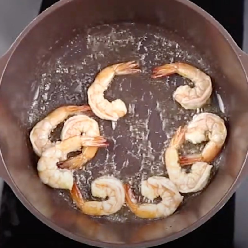 Bước 3 Xào tôm và nấm Canh nấm bào ngư mướp hương