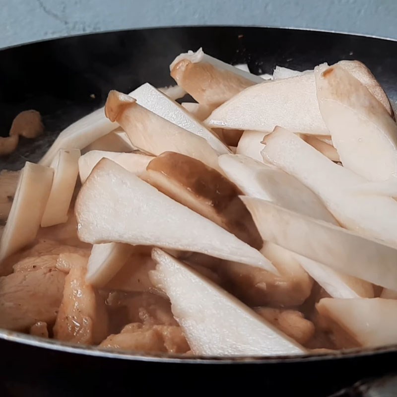 Bước 3 Xào ức gà Ức gà xào nấm đùi gà