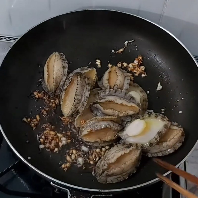 Bước 4 Xào và hầm bào ngư Bào ngư hầm thuốc bắc