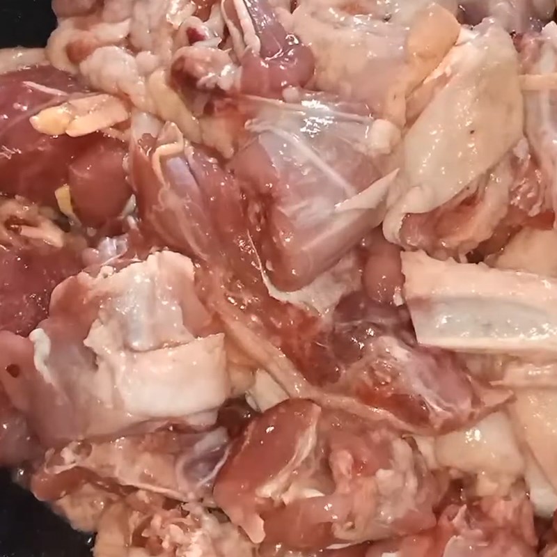 Bước 4 Xào và hầm thịt vịt Canh vịt hầm đu đủ