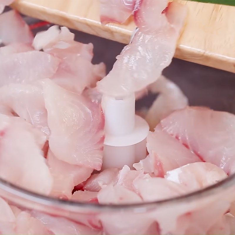 Bước 1 Xay chả cá Chạo cá bọc sả